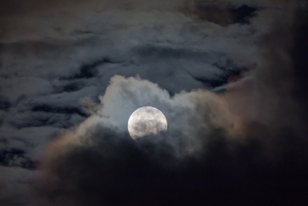 Wolken und Vollmond