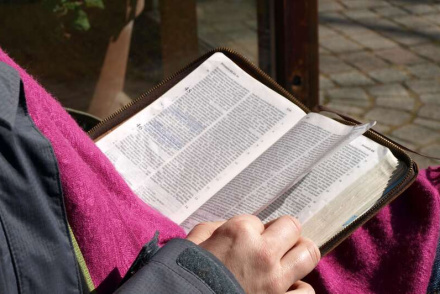 220119_pixabay_menaya_Bibel_lesen2835x1596_rdax_945x532_60s