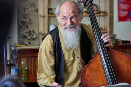 Christian Sutter, Der Poet am Kontrabass. Foto, Benno Hunziker
