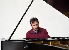 Pianist Samuel Roesti: Samuel Roesti am Bl&uuml;thner-Fl&uuml;gel, Zwinglihaus  (Foto: Benno Hunziker)