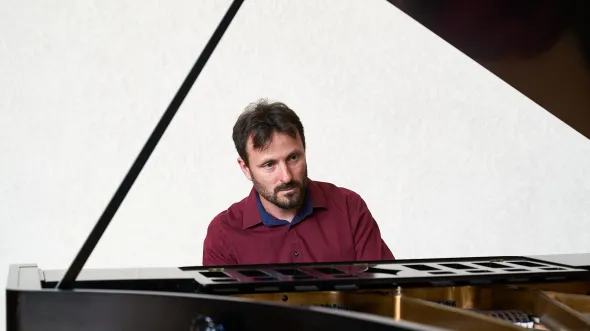 Pianist Samuel Roesti: Samuel Roesti am Bl&uuml;thner-Fl&uuml;gel, Zwinglihaus  (Foto: Benno Hunziker)
