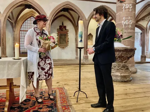 Bernadette Florio gratuliert Elias Jenni zur Wahl Bernadette Florio gratuliert Elias Jenni zur Wahl
